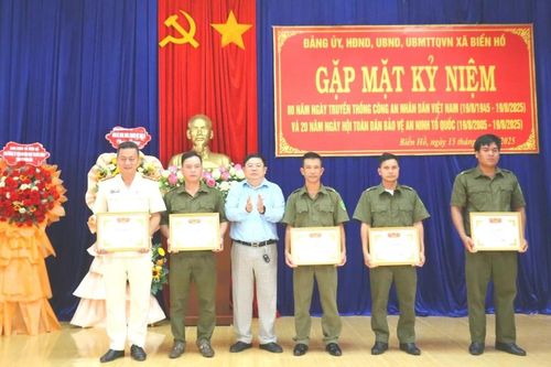 Xã Biển Hồ khen thưởng 15 tập thể, cá nhân dịp 80 năm Ngày truyền thống Công an nhân dân