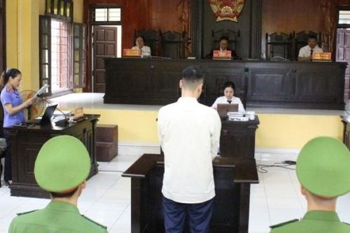 Lĩnh án 4 năm 6 tháng tù vì đánh bạc và sử dụng mạng máy tính, mạng viễn thông, phương tiện điện tử để chiếm đoạt tài sản