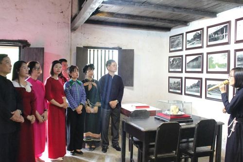 Chi bộ cơ quan Đảng ủy các cơ quan Đảng tỉnh sinh hoạt chuyên đề nhân kỷ niệm 115 năm Ngày sinh đồng chí Lương Văn Tri
