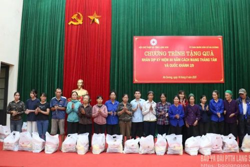 Trao tặng 100 suất quà cho gia đình chính sách, hộ có hoàn cảnh khó khăn tại xã Kiên Mộc, xã Na Dương