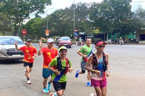 'Dị nhân' marathon Nguyễn Văn Long chạy bộ xuyên Việt qua địa phận tỉnh Lâm Đồng