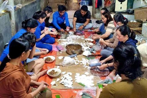 Làm bánh lọc gây quỹ giúp người nghèo
