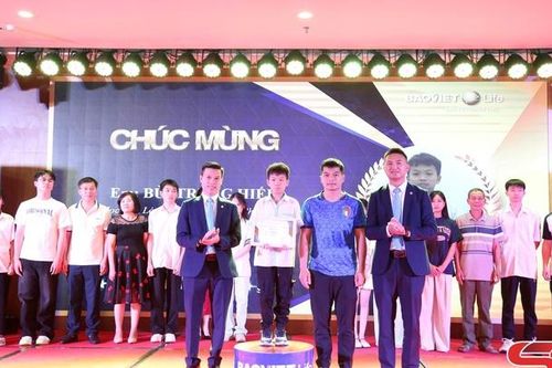 Công ty Bảo Việt Nhân thọ Sơn La trao học bổng 'Chắp cánh ước mơ' cho học sinh xuất sắc
