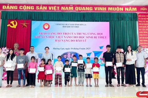 Trao quà, học bổng tiếp sức học sinh vùng lũ đến trường