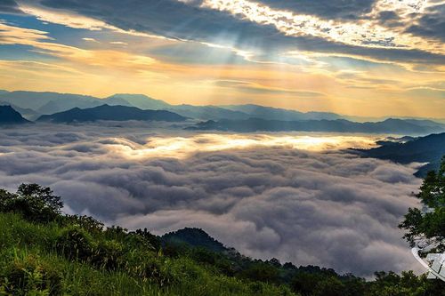 Có một Đồn Đèn mây phủ
