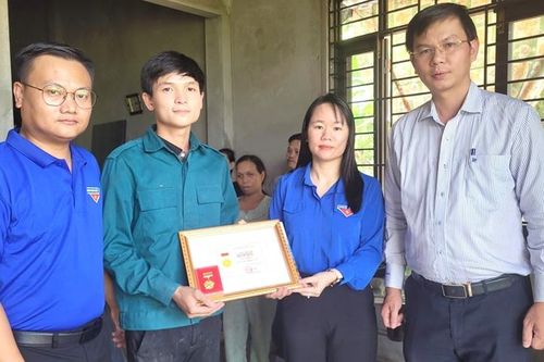Hai đoàn viên cứu người đuối nước được trao Huy hiệu 'Tuổi trẻ dũng cảm'