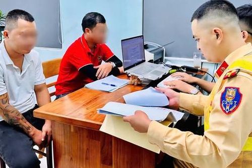 Công an thụ lý vụ phụ xe ngồi giữa QL1A Đà Nẵng chặn đường xe khách