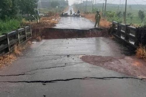 Phong tỏa, khắc phục sự cố sập mố cầu trên đường dân sinh ở Đồng Nai
