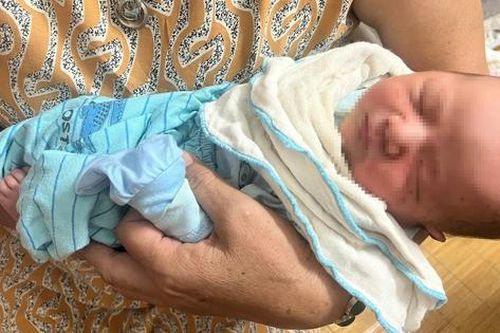 Một ngày phát hiện 2 trẻ sơ sinh bị bỏ rơi ở Hưng Yên