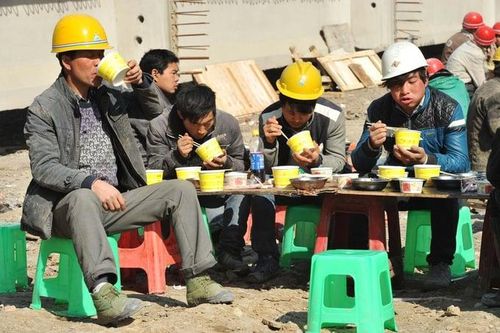 Kinh tế Trung Quốc giảm tốc mạnh vì đối đầu thuế quan với Mỹ