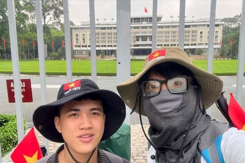 Từ Dinh Độc Lập đến Hà Nội: Hành trình xuyên Việt 1.700 km với lá cờ Tổ quốc của hai bạn trẻ