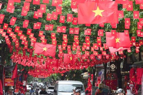 Phố Hàng Mã rực rỡ sắc cờ đỏ sao vàng chào mừng Quốc khánh 2/9