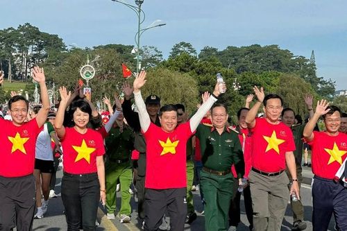 Lâm Đồng: Sôi nổi Ngày hội đi bộ cộng đồng 'Cùng Việt Nam tiến bước'