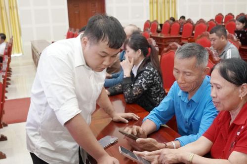Phường Chiềng An và Mộc Sơn tỉnh Sơn La tổ chức tập huấn sử dụng AI cho đội ngũ cán bộ, công chức, giáo viên