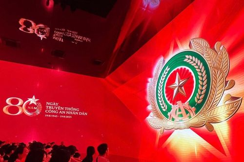 Giới trẻ tìm đến triển lãm đa giác quan, chứng kiến những cột mốc hào hùng của lực lượng CAND