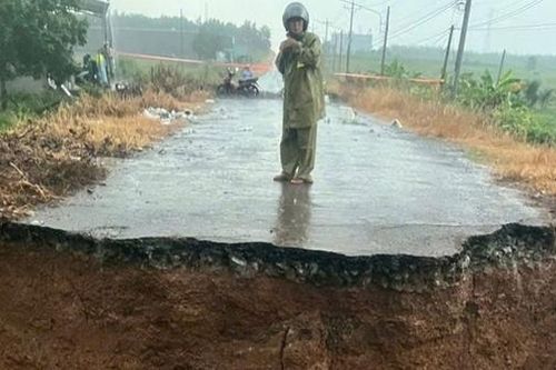 Mưa lũ gây sập cầu ở Đồng Nai