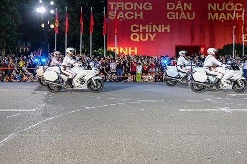 Người dân xem Cảnh sát biểu diễn siêu mô tô, nghe quân nhạc bên hồ Gươm