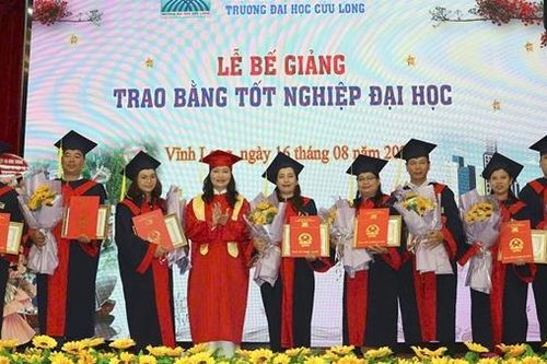 Trường Đại học Cửu Long trao bằng tốt nghiệp 584 sinh viên hệ đào tạo từ xa