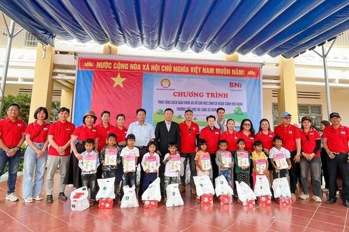 Lâm Đồng: Trao tặng đồ dùng học tập cho học sinh vùng sâu, vùng xa, vùng đồng bào dân tộc thiểu số