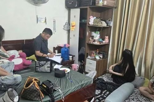 Phát hiện 4 cô gái trẻ đang làm điều mờ ám trong phòng trọ khóa trái cửa