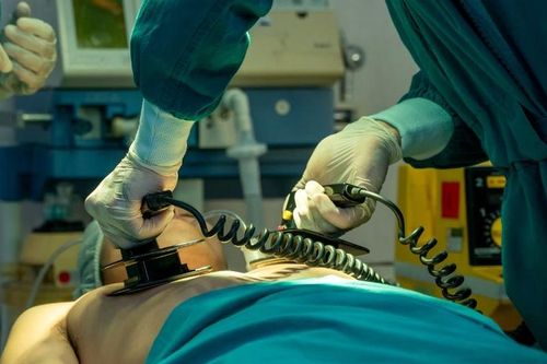 Đề xuất nhóm giải pháp khi đặt máy sốc tim tự động nơi công cộng