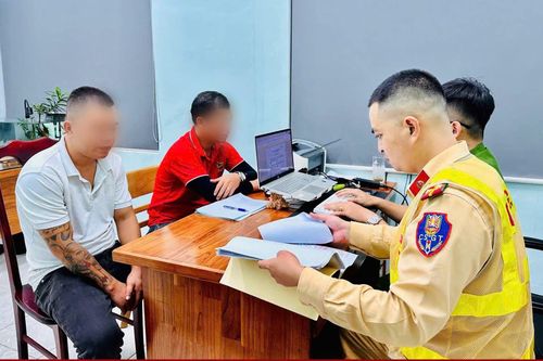 Phụ xe ngang nhiên ngồi giữa Quốc lộ, chặn đầu xe khác: Do tranh giành khách