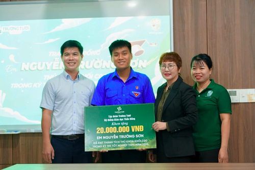 Tập đoàn Trường Tươi trao học bổng cho thủ khoa khối C00 kỳ thi THPT 2025