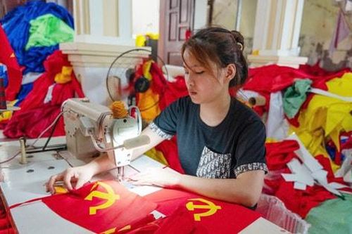 Về thăm làng nghề may cờ Tổ quốc