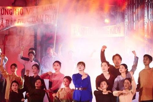 Sao Mai Nguyễn Thu Hằng xúc động hát Quốc ca tại Quảng trường Cách mạng Tháng Tám