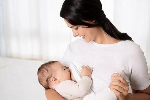 Nuôi con bằng sữa mẹ: Lợi ích kép cho sức khỏe và túi tiền