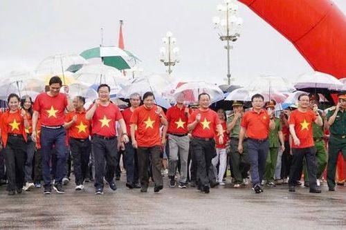 Trời mưa nặng hạt, hàng nghìn bước chân ở Nghệ An vẫn rộn ràng 'Cùng Việt Nam tiến bước'