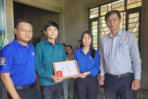 Tặng huy hiệu Tuổi trẻ dũng cảm cho 2 đoàn viên cứu người đuối nước