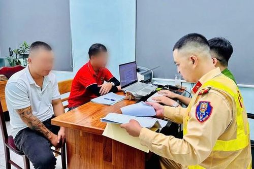 Nguyên nhân nam thanh niên ngồi bệt trên đường chặn đầu xe ô tô khách