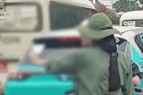 Công an làm việc với 3 học sinh có hành vi phản cảm khi đoàn xe phục vụ A80 đi qua