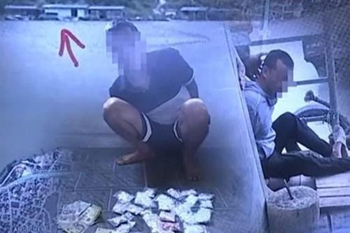 Bí ẩn đằng sau những bè cá trên sông và chuyến ca nô lúc nửa đêm