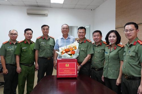 Ấm áp tình cảm giữa các thế hệ lãnh đạo Công an Hà Nội
