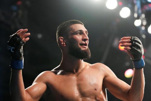 Du Plessis sụp đổ, Chimaev lên ngôi vương UFC hạng trung