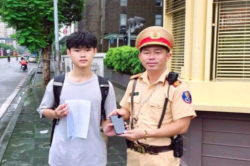 Cảnh sát giao thông giúp nam sinh tìm điện thoại giữa mưa to