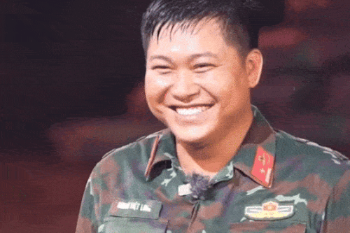 Mũi trưởng Long gây sốt khi trở lại Sao nhập ngũ