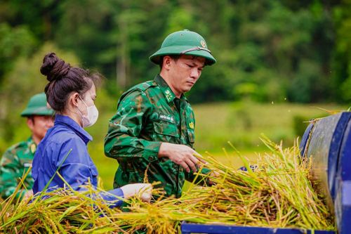 Thứ Bảy về với bản làng