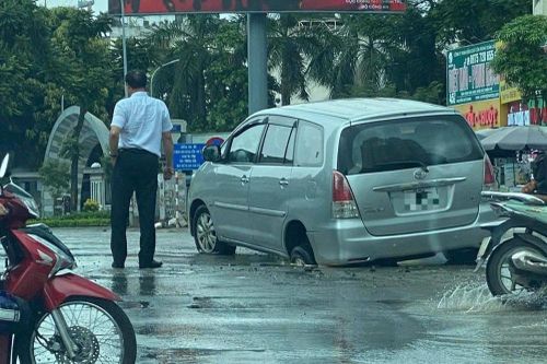 Nguyên nhân ô tô sụt 'hố tử thần' ở Hà Nội
