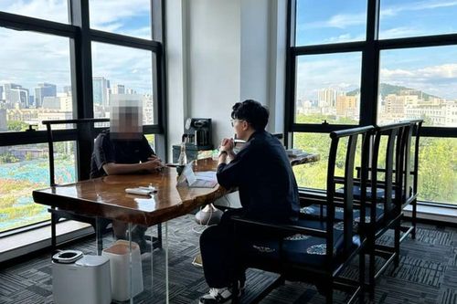 Người trẻ Trung Quốc chi tiền để được… 'đi làm giả'