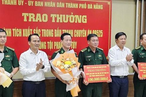 Khen thưởng đột xuất lực lượng triệt phá chuyên án gần 300 kg ma túy