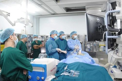 Chuyển giao kỹ thuật tán sỏi mật qua da cho Bệnh viện Đa khoa tỉnh Quảng Trị
