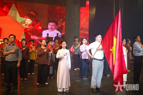 Tôn vinh Chủ tịch Hồ Chí Minh trên sân khấu