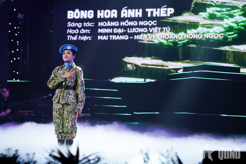 'Bông hoa ánh thép' Hoàng Hồng Ngọc