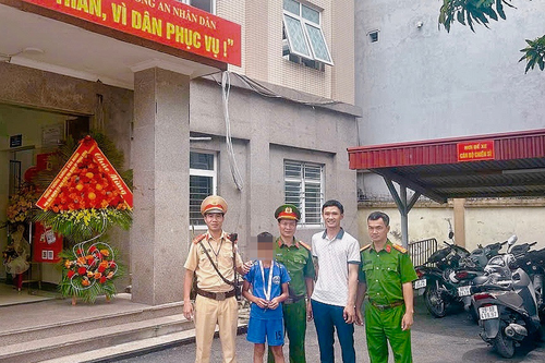 Cảnh sát giao thông hỗ trợ cháu bé đi lạc từ Bắc Ninh lên Hà Nội về với gia đình
