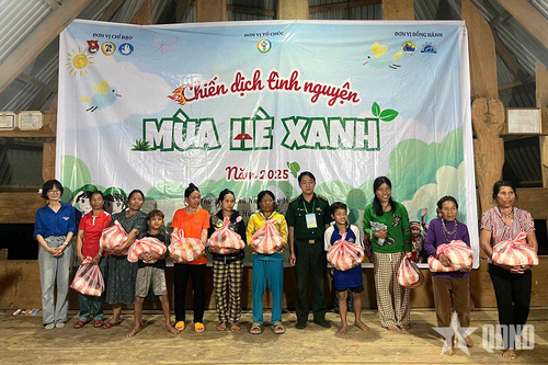 Trao nhiều phần quà tặng bà con xã biên giới Hùng Sơn