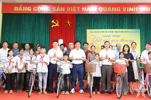 Câu lạc bộ báo chí Phú Thọ tại Hà Nội hoạt động thiện nguyện tại quê hương