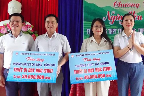 'Ngày yêu thương' tiếp sức học sinh vùng cao, vùng biên giới